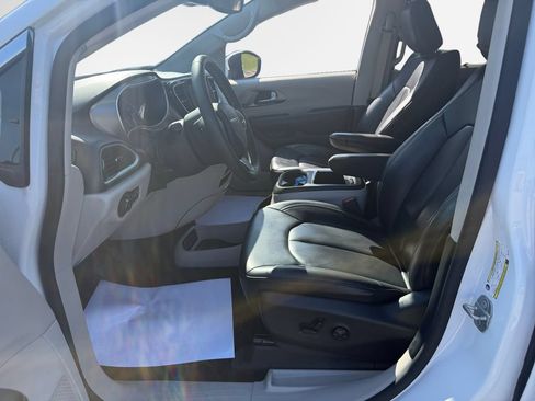 Used 2023 Chrysler Pacifica Touring-L FWD image 12
