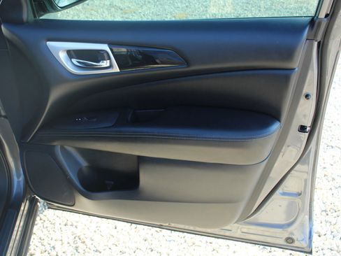Used 2018 Nissan Pathfinder S image 30