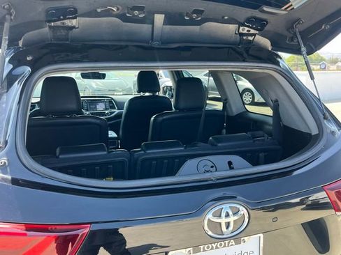Used 2019 Toyota Highlander SE AWD/4WD image 11