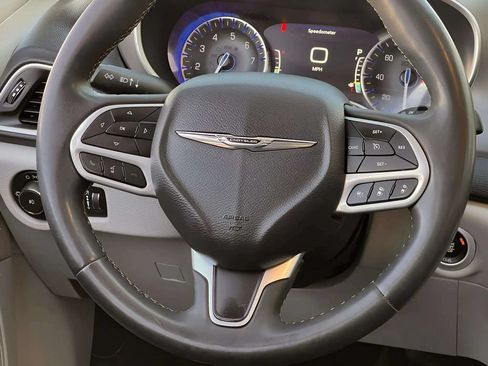 Used 2022 Chrysler Pacifica Touring-L FWD image 16