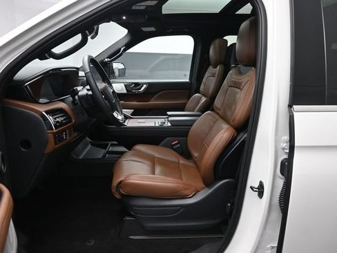 Certified 2023 Lincoln Navigator Reserve AWD/4WD image 10
