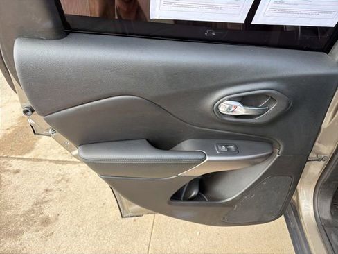 Used 2019 Jeep Cherokee Latitude Plus w/ Cold Weather Group image 17