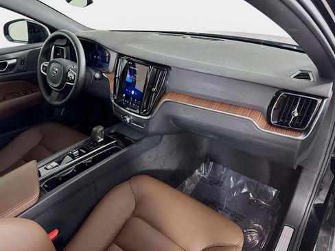 Used 2025 Volvo V60 B5 Cross Country Plus image 31