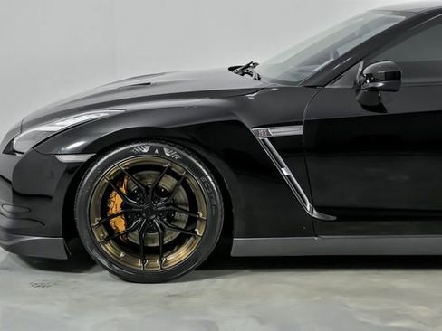 Used 2011 Nissan GT-R Premium image 9