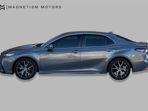 Used 2022 Toyota Camry SE FWD image 3