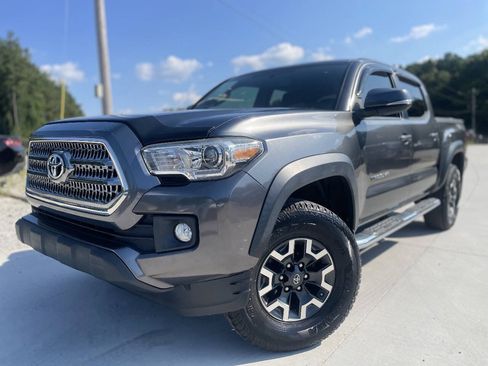 Used 2017 Toyota Tacoma TRD Off-Road w/ Tow Package (A/T) AWD/4WD image 3