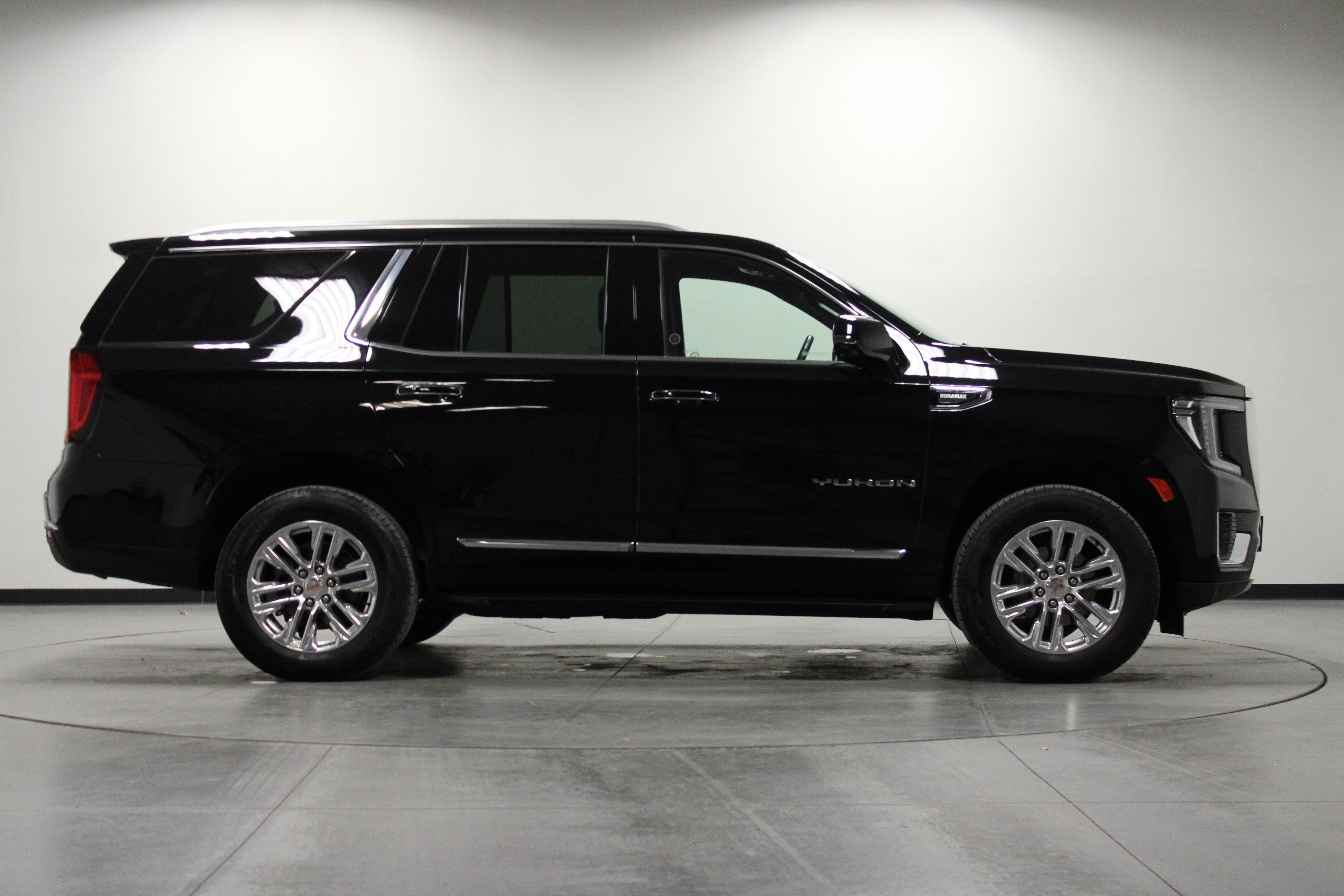 Used 2024 GMC Yukon SLT w/ SLT Luxury Package AWD/4WD image 3