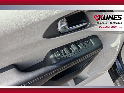 Used 2023 Chrysler Pacifica Touring-L FWD image 14