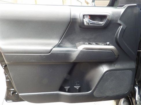 Used 2018 Toyota Tacoma TRD Off-Road image 25