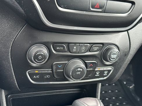 Used 2020 Jeep Cherokee Latitude image 19