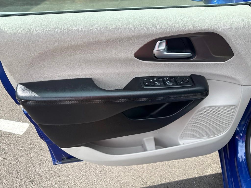 Used 2019 Chrysler Pacifica Touring-L FWD image 15