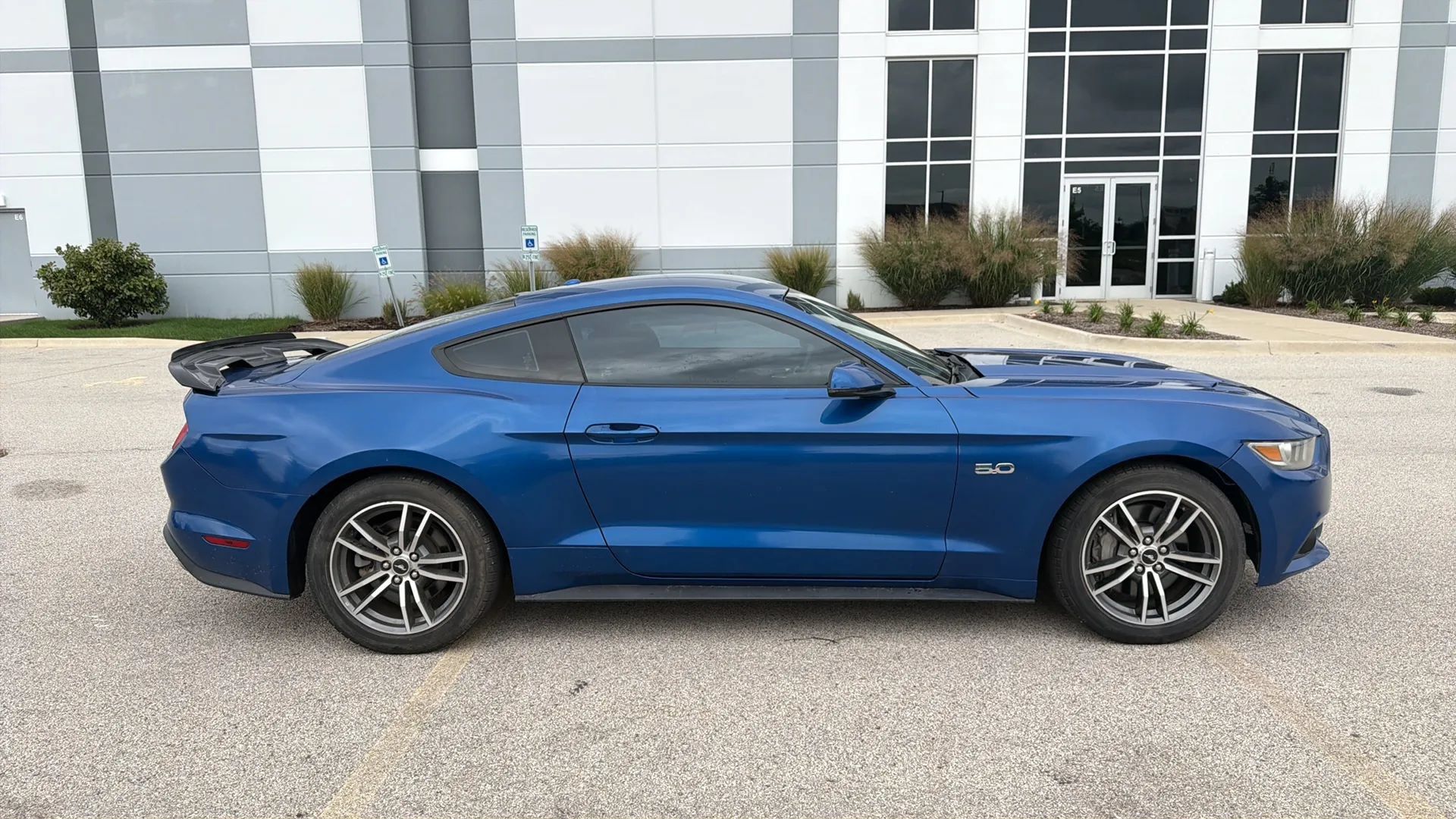 Used 2017 Ford Mustang GT Premium RWD image 4
