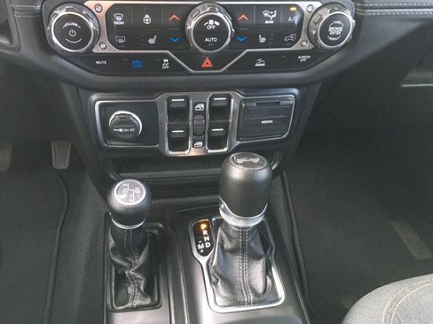 Used 2024 Jeep Wrangler Unlimited Sahara AWD/4WD image 19