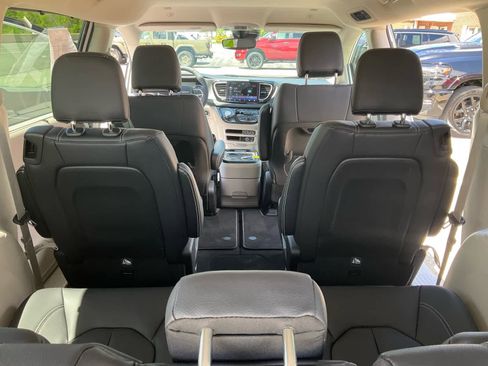 Used 2022 Chrysler Pacifica Touring-L FWD image 22