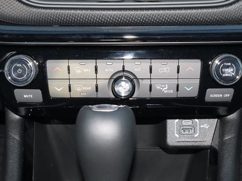 New 2026 Jeep Compass Latitude image 18