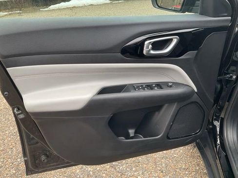 Used 2025 Jeep Compass Limited image 21