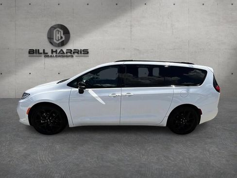 Used 2024 Chrysler Pacifica Limited w/ Uconnect Theater Family Group FWD image 9