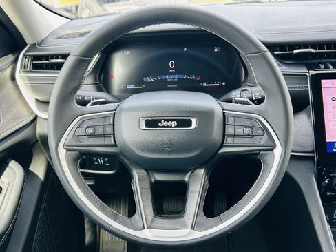 Used 2023 Jeep Grand Cherokee L Limited w/ Luxury Tech Group II image 19