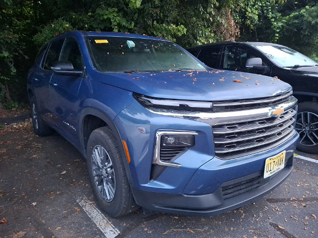 Used 2025 Chevrolet Traverse LT AWD/4WD image 3