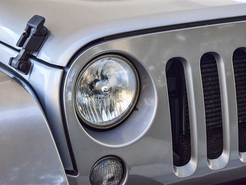 Used 2015 Jeep Wrangler Unlimited Sahara image 8