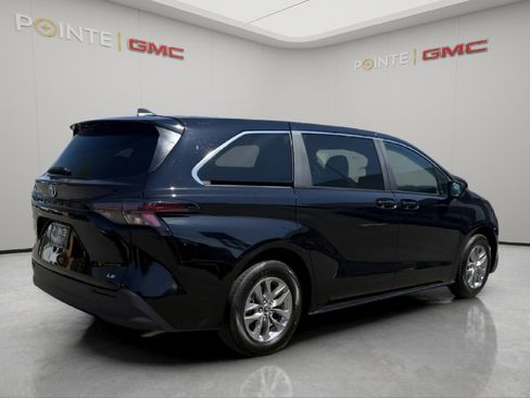 Used 2025 Toyota Sienna LE FWD image 4