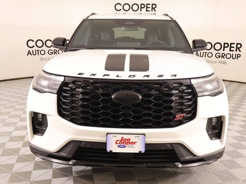 Used 2025 Ford Explorer ST RWD image 9