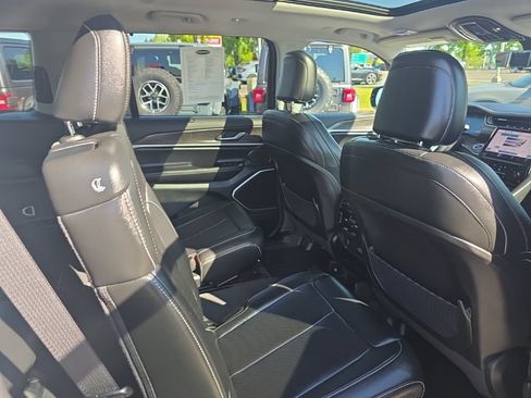Used 2024 Jeep Grand Cherokee L Limited w/ Luxury Tech Group II AWD/4WD image 11