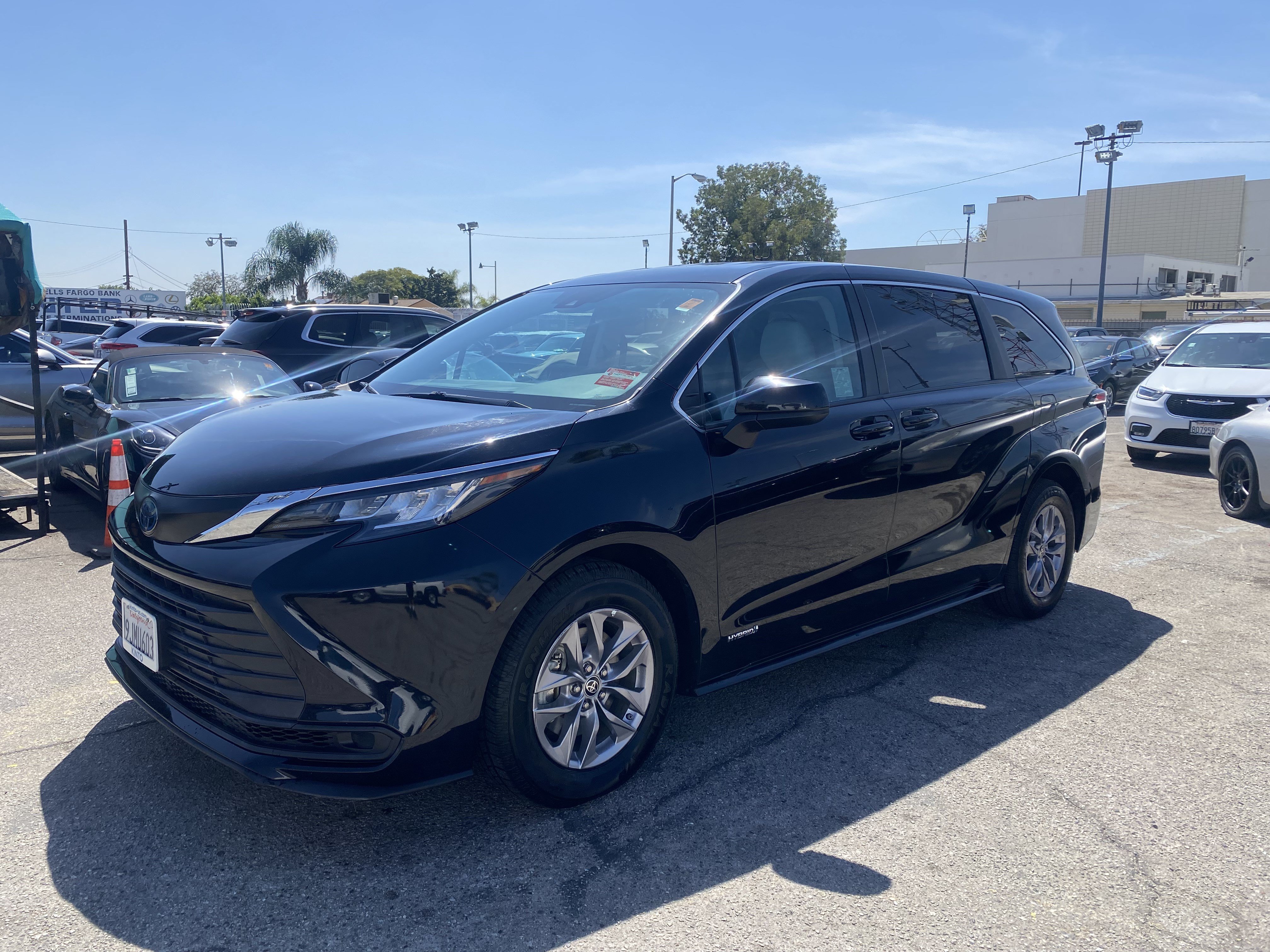 Used 2021 Toyota Sienna LE FWD image 2