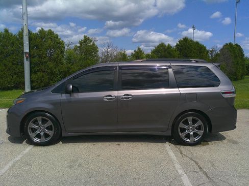 Used 2018 Toyota Sienna SE image 2