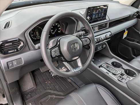 New 2025 Honda Pilot Touring image 3