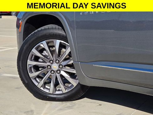 Used 2023 Chevrolet Traverse Premier FWD image 33