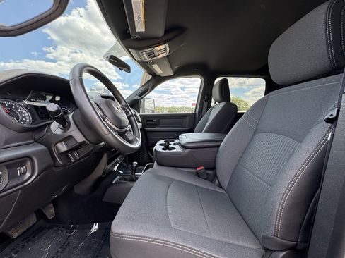 Used 2024 RAM 2500 Tradesman w/ Chrome Appearance Group image 17