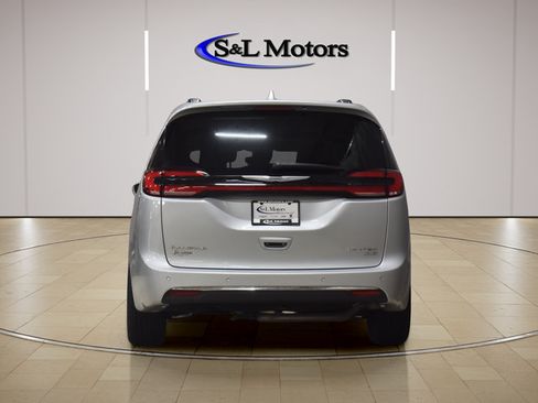 Used 2022 Chrysler Pacifica Limited AWD/4WD image 7