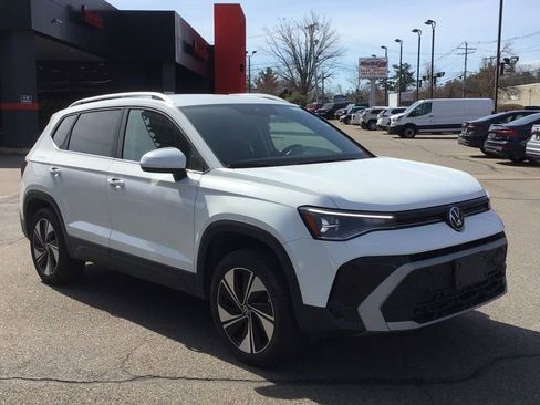 Used 2025 Volkswagen Taos SE image 1