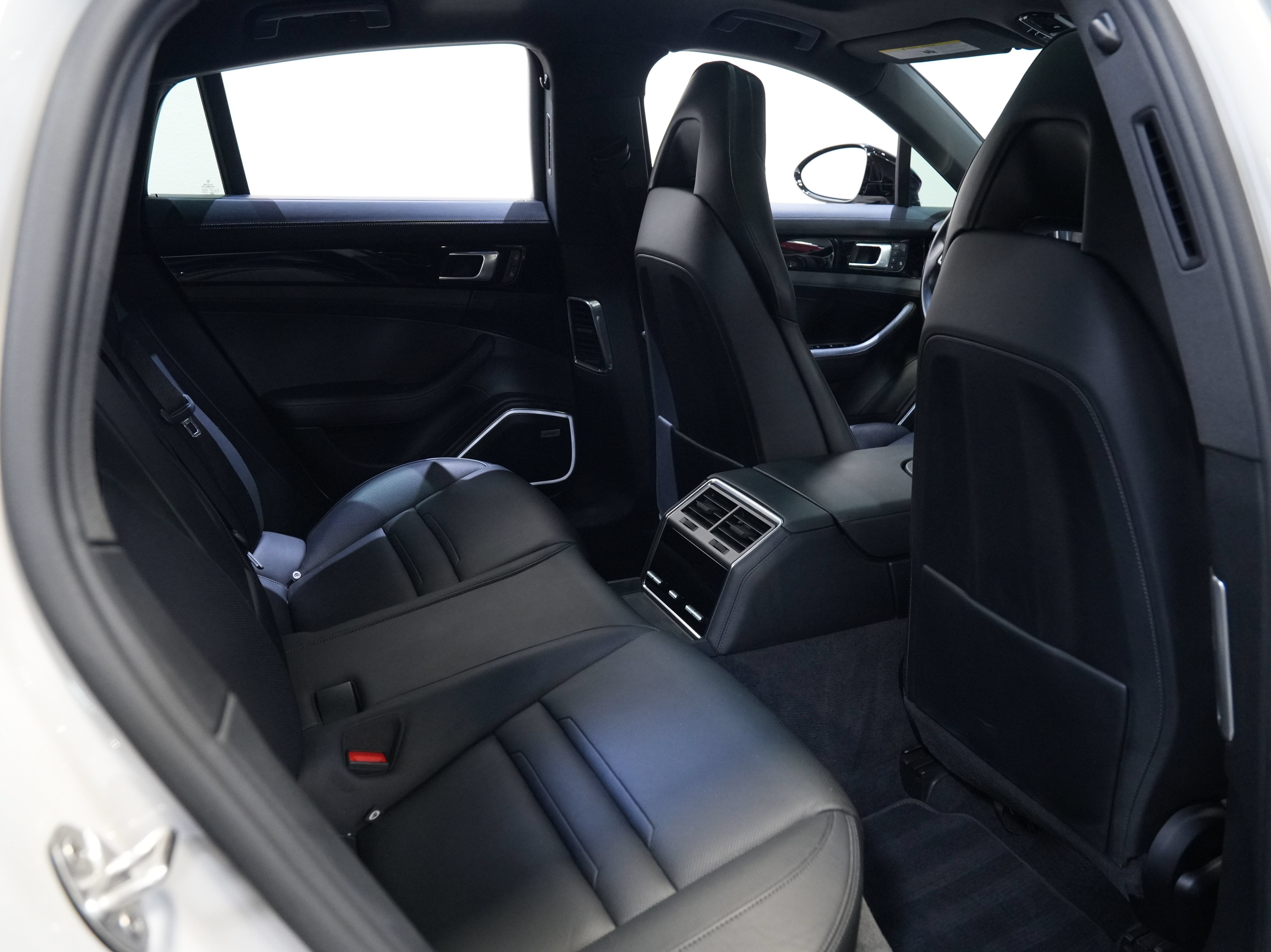 Used 2022 Porsche Panamera 4S w/ Premium Package AWD/4WD image 40