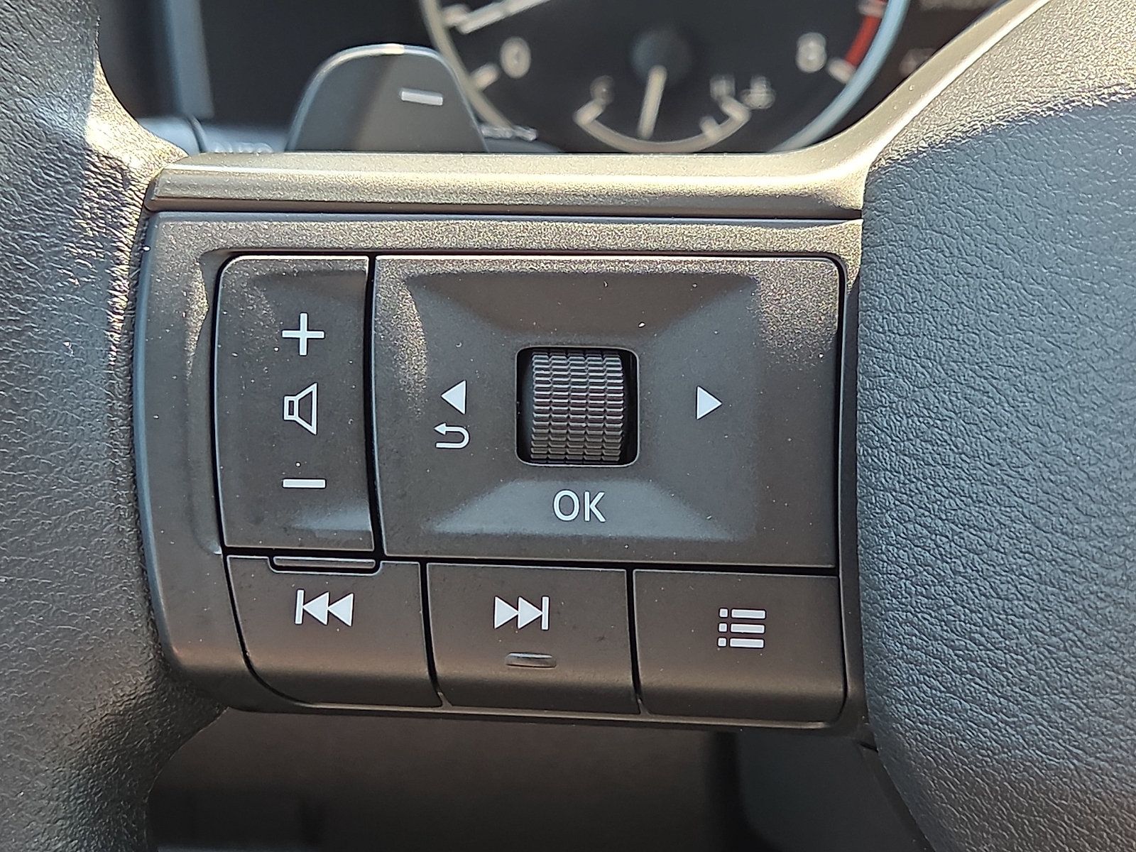 Used 2025 Nissan Rogue S AWD/4WD image 21