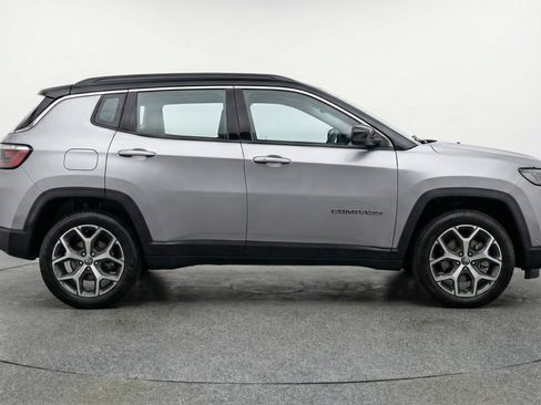 Used 2025 Jeep Compass Limited image 11