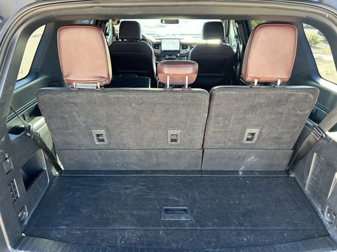 Used 2023 Ford Expedition Limited image 11