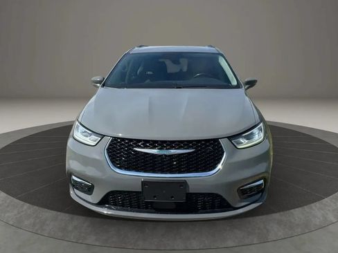 Used 2021 Chrysler Pacifica Touring-L FWD image 2