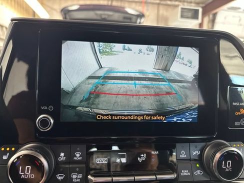 Used 2024 Toyota Highlander XLE AWD/4WD image 32