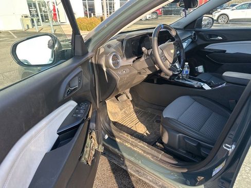 Used 2025 Chevrolet Trax LT w/ LT Convenience Package image 8