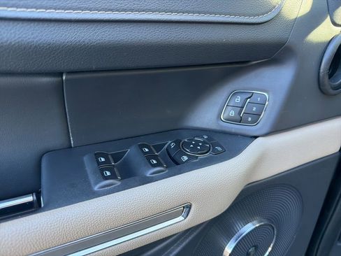 Used 2024 Ford Expedition Limited image 12