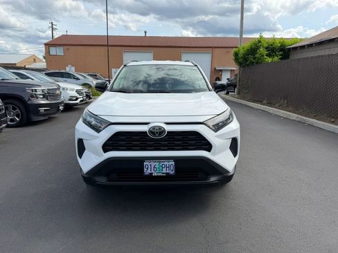 Used 2019 Toyota RAV4 LE FWD image 2