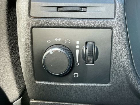 Used 2014 Dodge Challenger SXT image 31