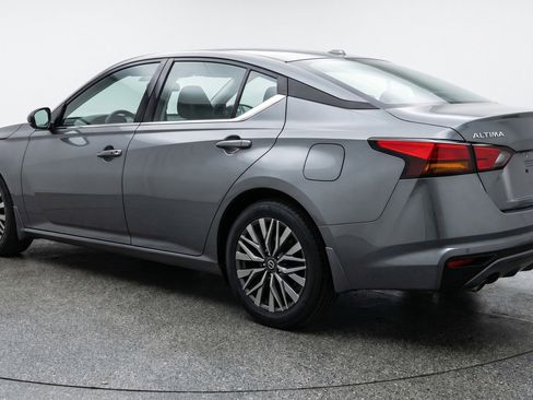 Used 2025 Nissan Altima 2.5 SV FWD image 6