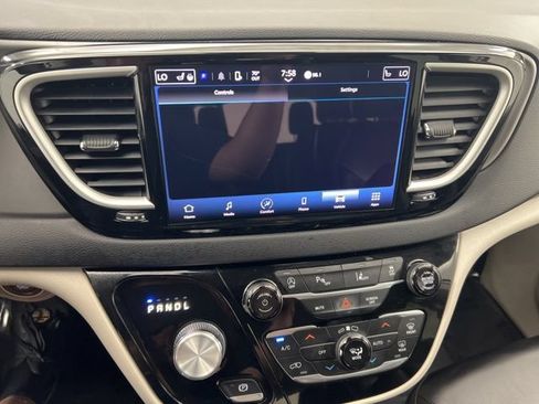 Used 2023 Chrysler Pacifica Touring-L FWD image 19