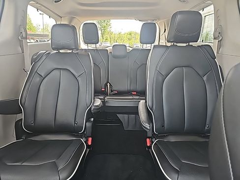 Used 2024 Chrysler Pacifica Limited FWD image 11