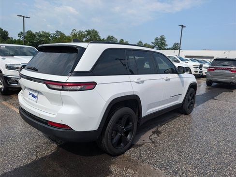 Used 2023 Jeep Grand Cherokee Altitude AWD/4WD image 5