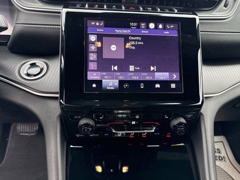 Used 2024 Jeep Grand Cherokee Altitude image 11