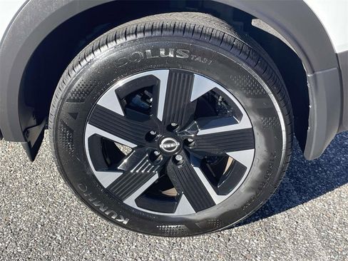 Certified 2025 Nissan Kicks SV image 9